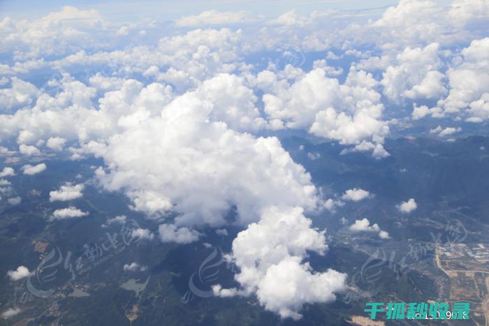 高空中的云海：变幻莫测的自然奇景 (高空云海的图片)