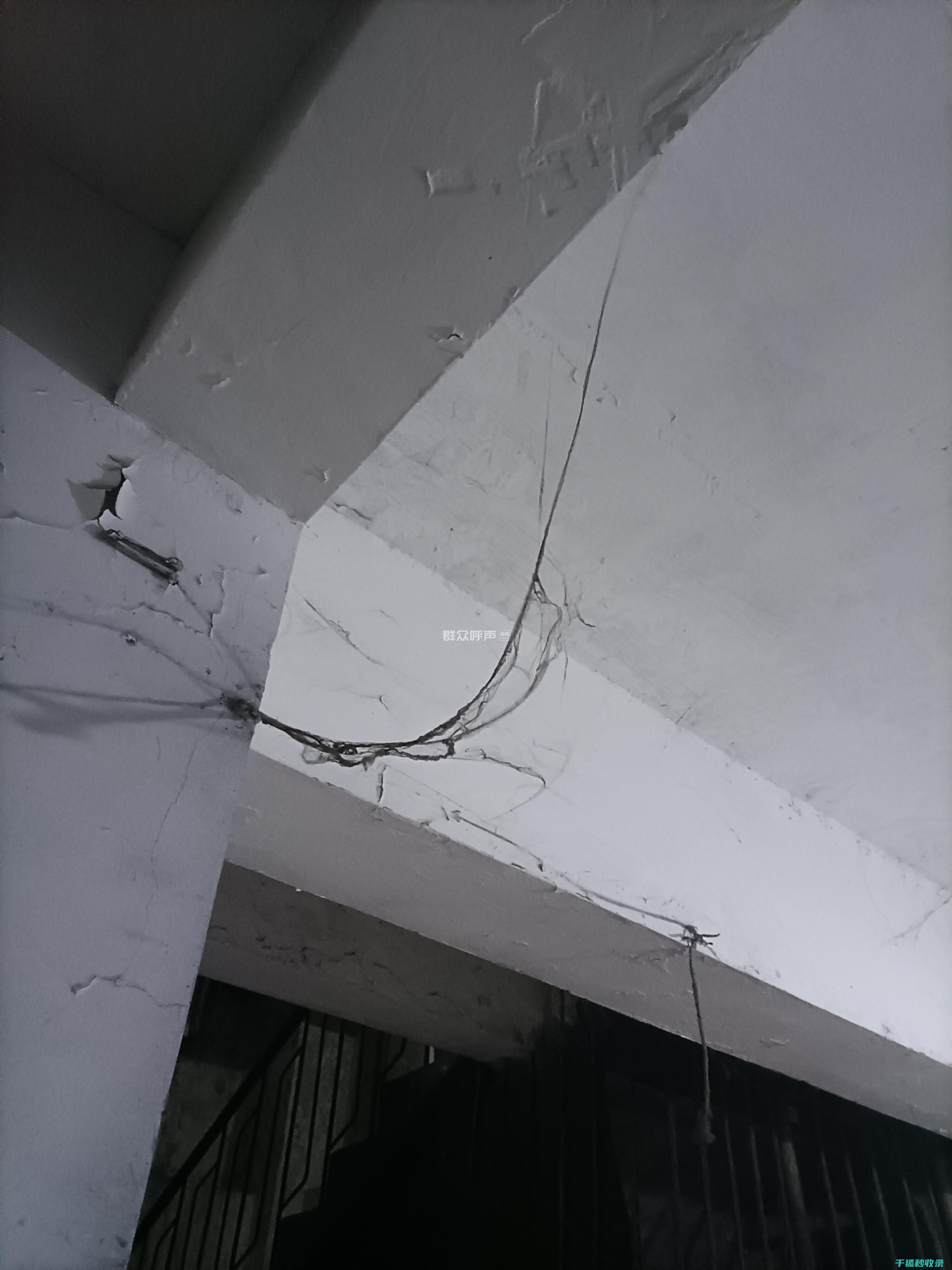墙面污渍处理：如何避免对墙面造成二次伤害 (墙面污渍处理小妙招)