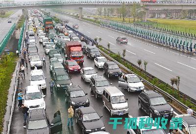 高速公路遭遇危险？教你避险逃生的正确方法 (高速公路遭遇横风)