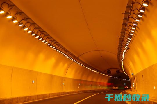 高速路上避险秘籍：关键时刻的救命技巧 (高速路上避险车道的作用)