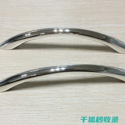浴室金属把手清洁：水垢、锈迹和霉菌的全面攻略 (浴室金属把手图片)